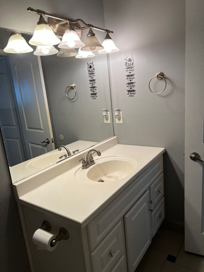 Building Photo - Beautiful 2 bedroom, 2.0 bath Condo in Wes...