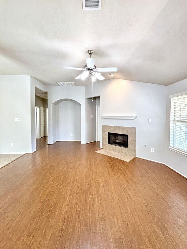 Building Photo - Spacious 3-Bedroom, 2-Bath Home with Conve...