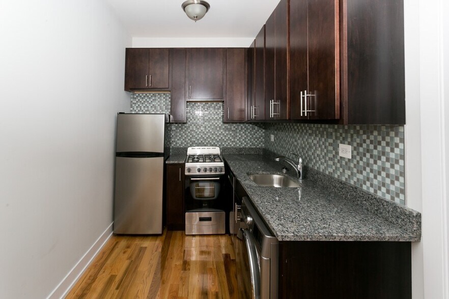 Building Photo - 2226 W Wilson Ave