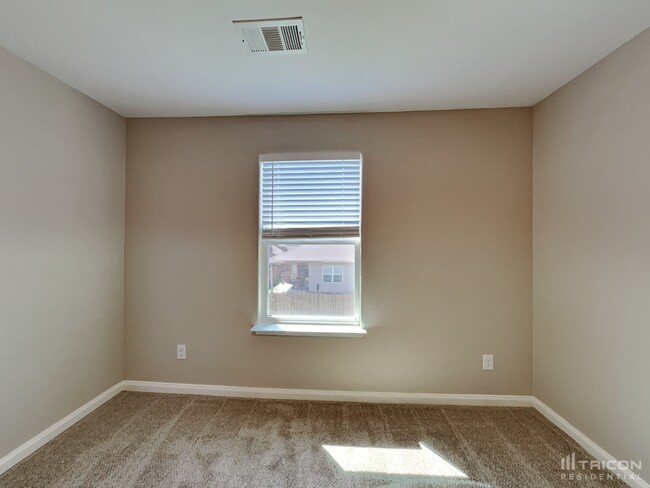 Building Photo - 1327 Tamarack Dr