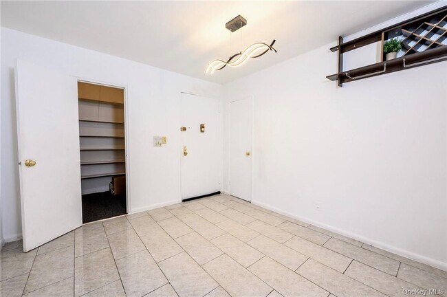Building Photo - 5 Sadore Ln