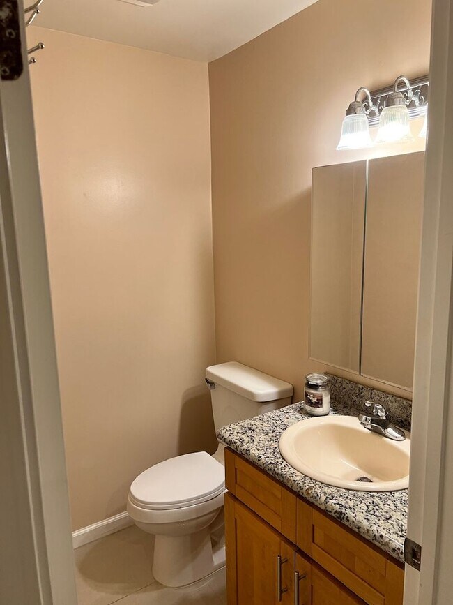 Building Photo - Pet Friendly, Ground Level, W/D, Great Location, Private fenced yard!