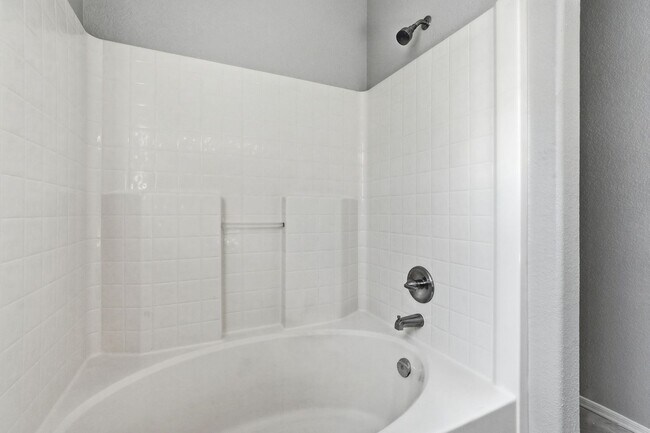 Building Photo - Three bedrooms PLUS Den! Ready to Move In