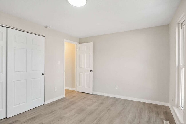 Building Photo - Updated 2 Bedroom Upstairs Apartment