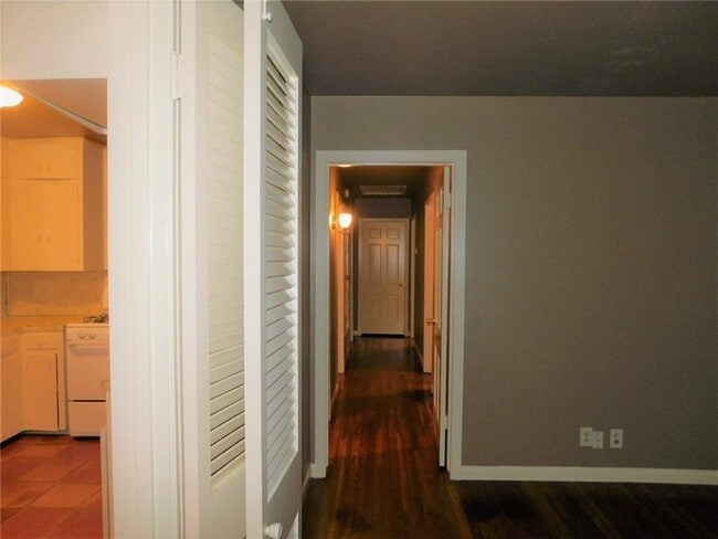 Building Photo - 1400 Berkshire Dr