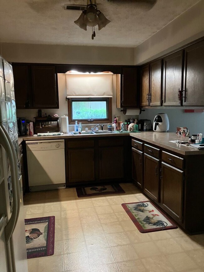 Building Photo - 4852 Rosewell Dr