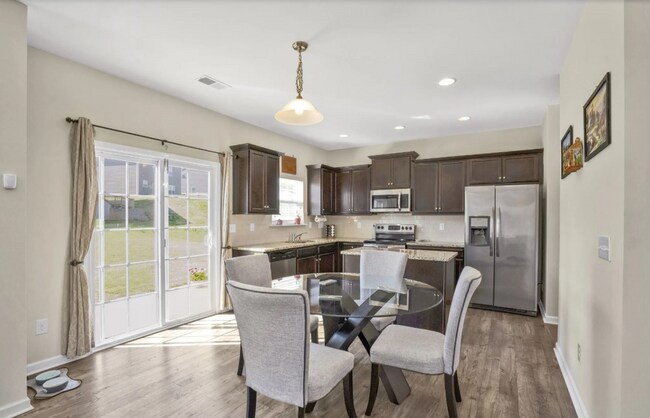 Building Photo - Spacious 3/2.5 Home in Simpsonville!