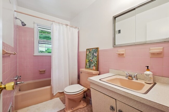 Building Photo - Spacious Split Level on Sundale Stone's Th...