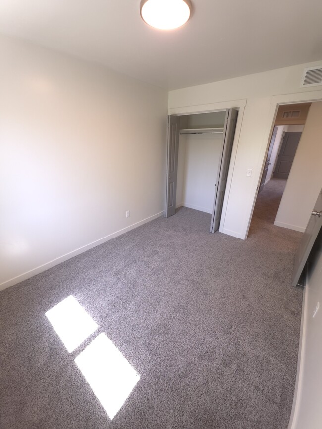 Building Photo - 117 E Ravenna Ln
