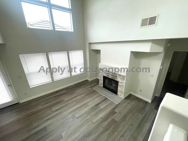 Building Photo - Charming 2BDRM 2.5BA with LOFT | Perfect L...