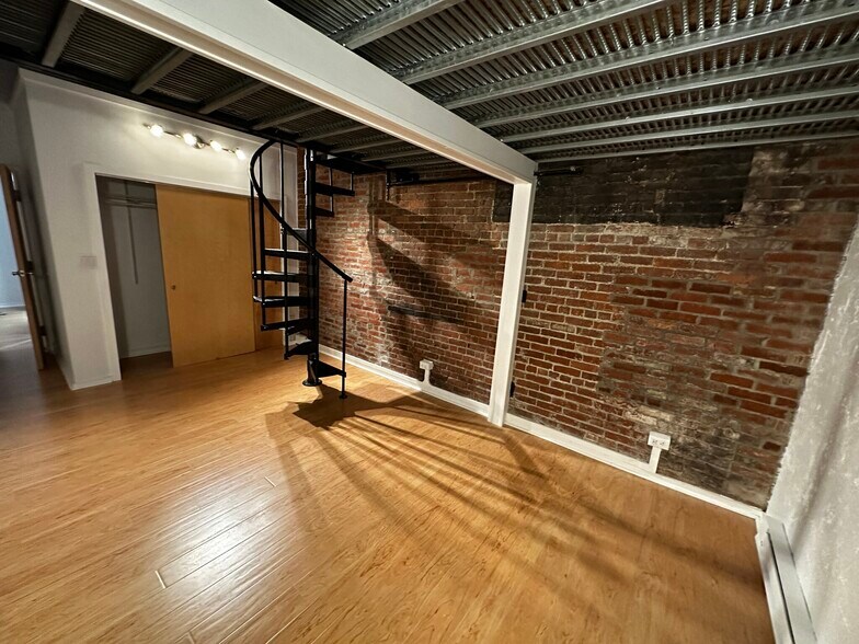 Building Photo - 254 Friend St