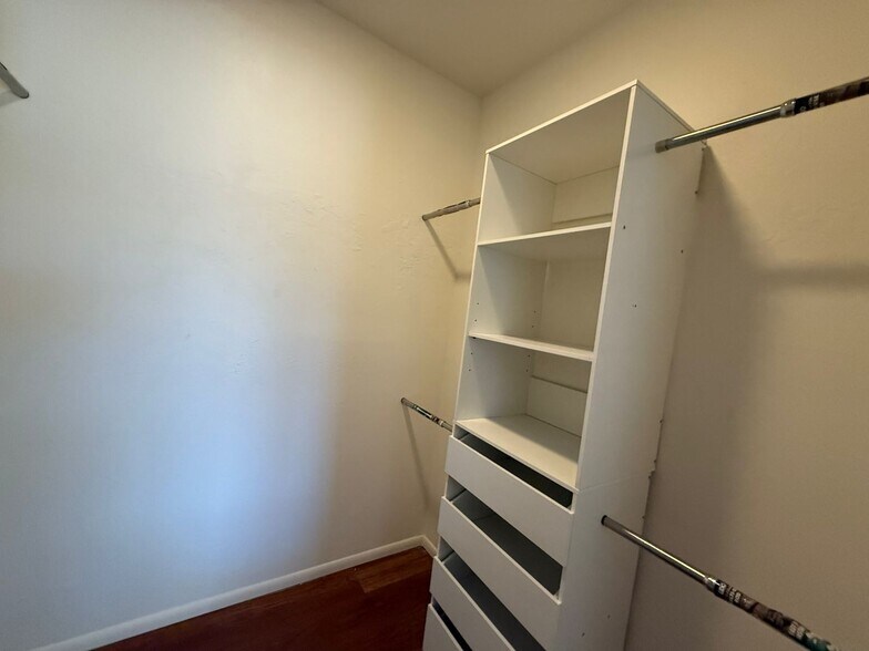 Building Photo - 1402 E Big Rock Rd