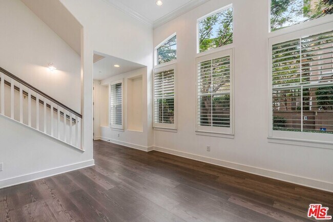 Building Photo - 5800 Seawalk Dr