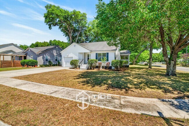 Building Photo - Modern Living in the Heart of West Ashley
