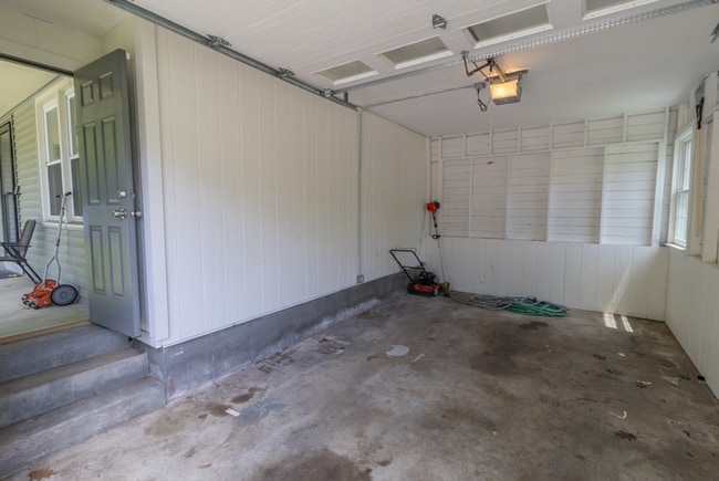 Building Photo - 2 Bedroom Ranch with Solar Panels, great e...