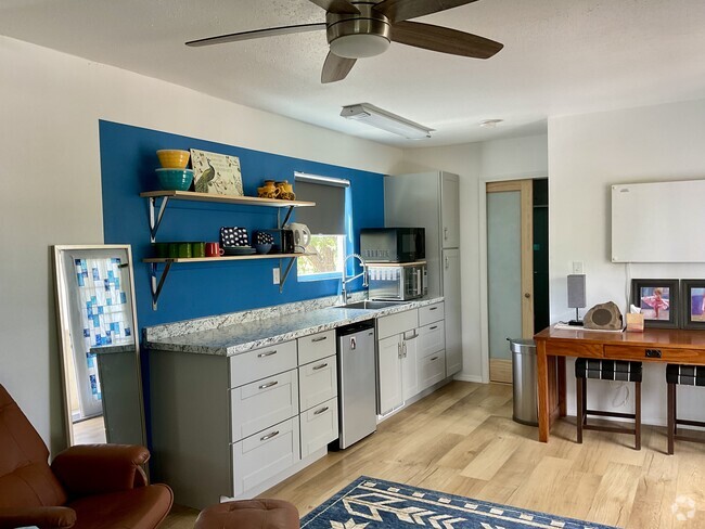 Fully appointed kitchen area - 706 Solano Dr SE