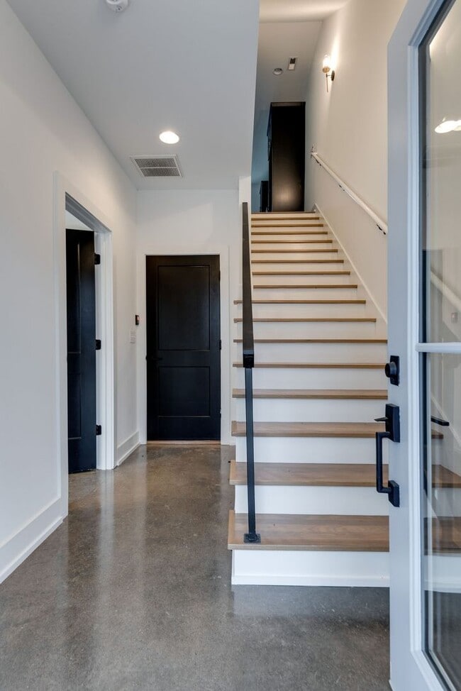 Building Photo - Welcome to Your Stylish Haven in Vibrant East Nashville!