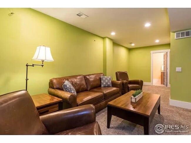 Building Photo - Charming Craftsman Gem Near McKinley Park