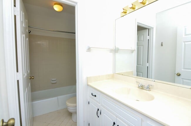 Building Photo - 931 Brentwood Pointe
