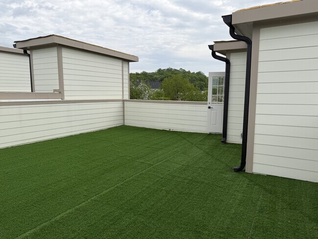 Building Photo - 105 Hart Ln