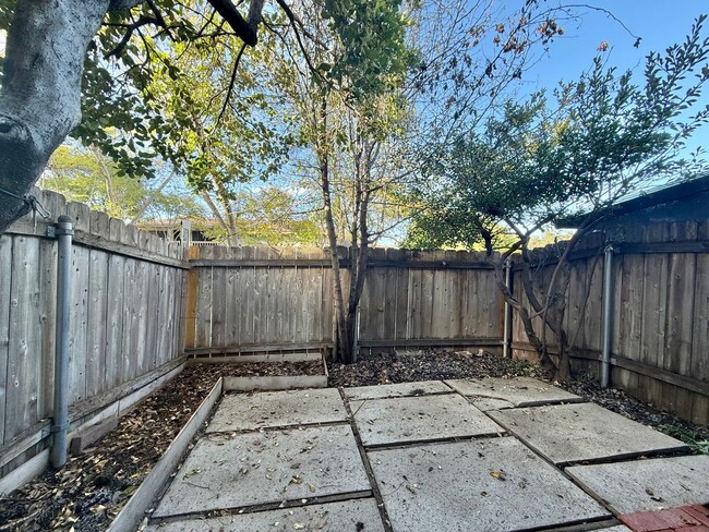 Building Photo - 2 Bedroom Townhome in Fletcher Hills! Wate...