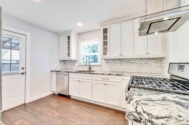 Building Photo - 1201 W 40th St