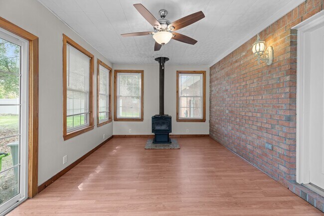 Building Photo - 506 River Rd