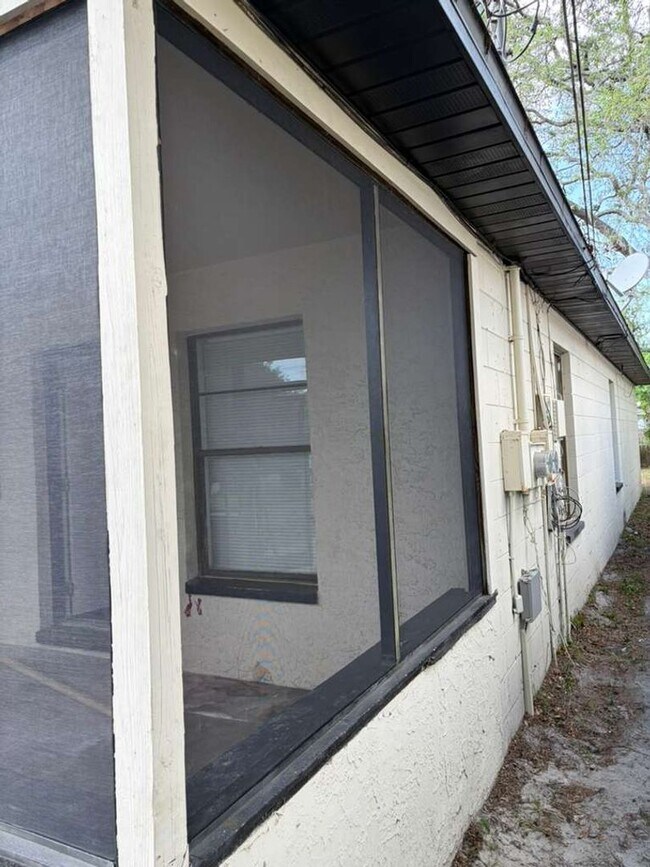 Building Photo - 2.2 Tampa Available NOW !! Ask about our Specials