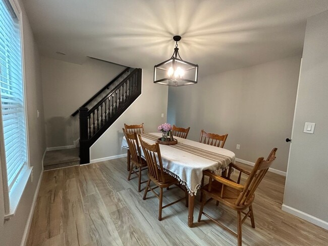 Building Photo - Move-In Ready: Modern & Stylish Fully Reno...