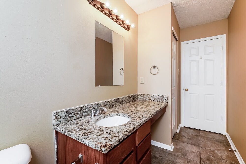 Building Photo - 2044 Southernwood Ln