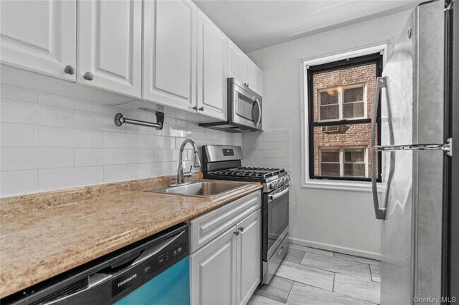 Building Photo - 140 E Hartsdale Ave