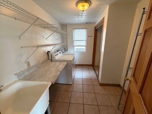 Building Photo - 121 Kellogg St