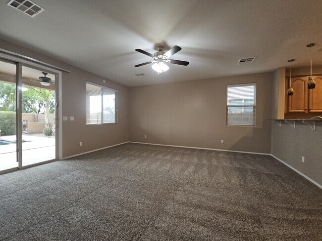 Building Photo - 906 E Pasture Canyon Dr