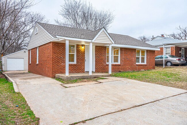 Building Photo - Updated 3 Bed 1 Bath - Large fenced in yar...