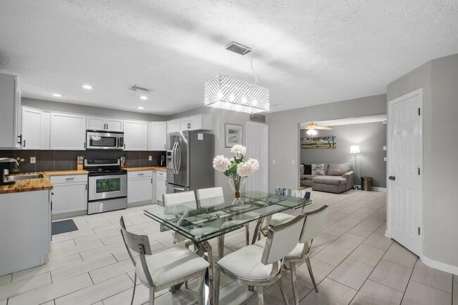 Building Photo - 730 SE White Ave