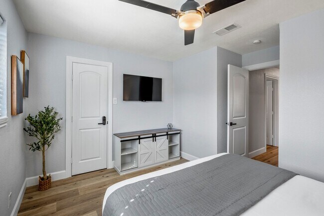 Building Photo - 3814 Seabrook St