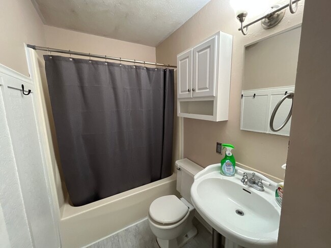 Building Photo - 3 bedroom 1 bath home walking/biking distance to campus