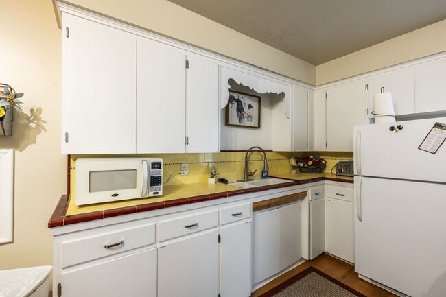 Building Photo - Your Fully Furnished 3 Bed 2 Bath Home Awaits Immediate Move-In!