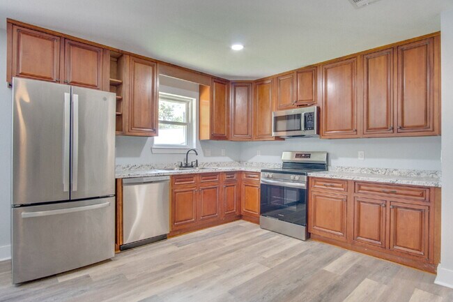 Building Photo - Completely Remodeled 3BR Home on Nearly an Acre with In-Ground Pool, Pool Service Included & Huge...