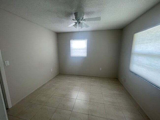 Building Photo - Open and bright 2/2 with garage