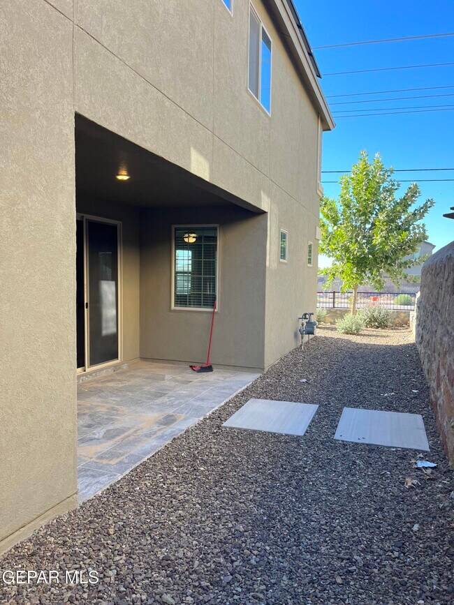 Building Photo - 14823 Pebble Hills Blvd