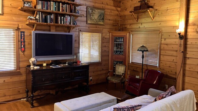 Building Photo - Furnished mountain cabin