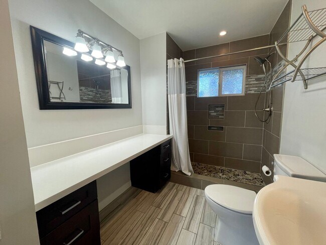 Building Photo - AVAILABLE NOW !! 2 Bedroom 2 Bathroom Home in Palm Desert Country Club!!