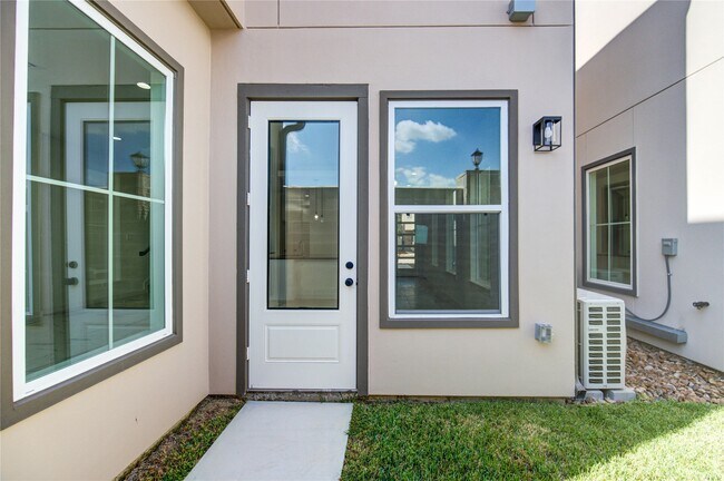 Building Photo - 2914 El Fenice Ln