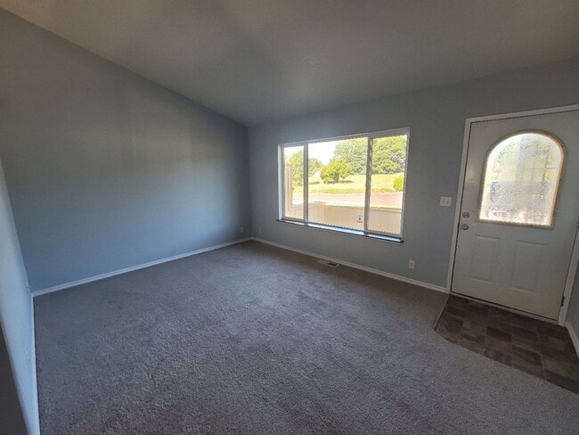 Building Photo - 2 Bedroom Condo Available in Thurston