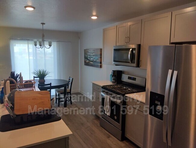 Building Photo - 557 Winding River Ave