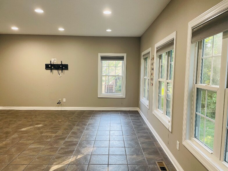 Building Photo - 5670 Honey Locust Dr