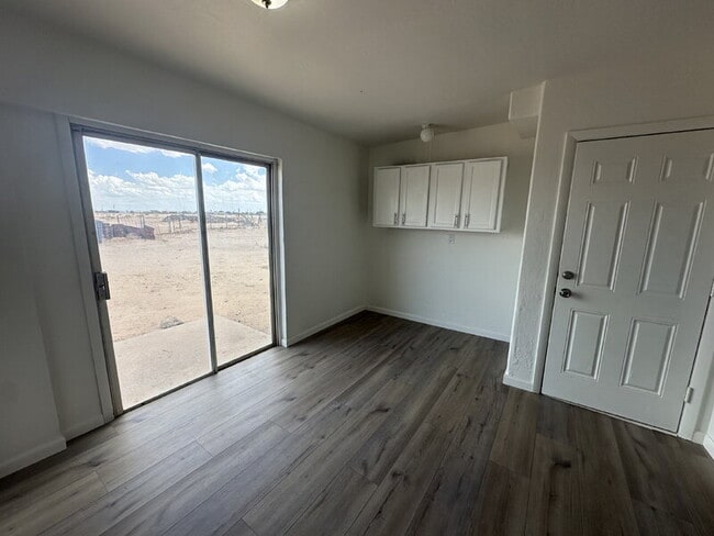 Building Photo - 5431 N Lakeshore Dr