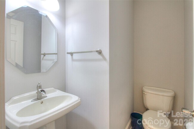 Building Photo - 1217 Weddington Hills Dr