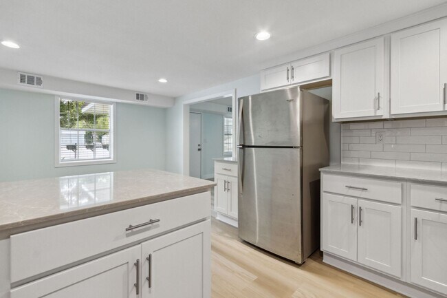 Building Photo - Small Duplex on Amelia Island